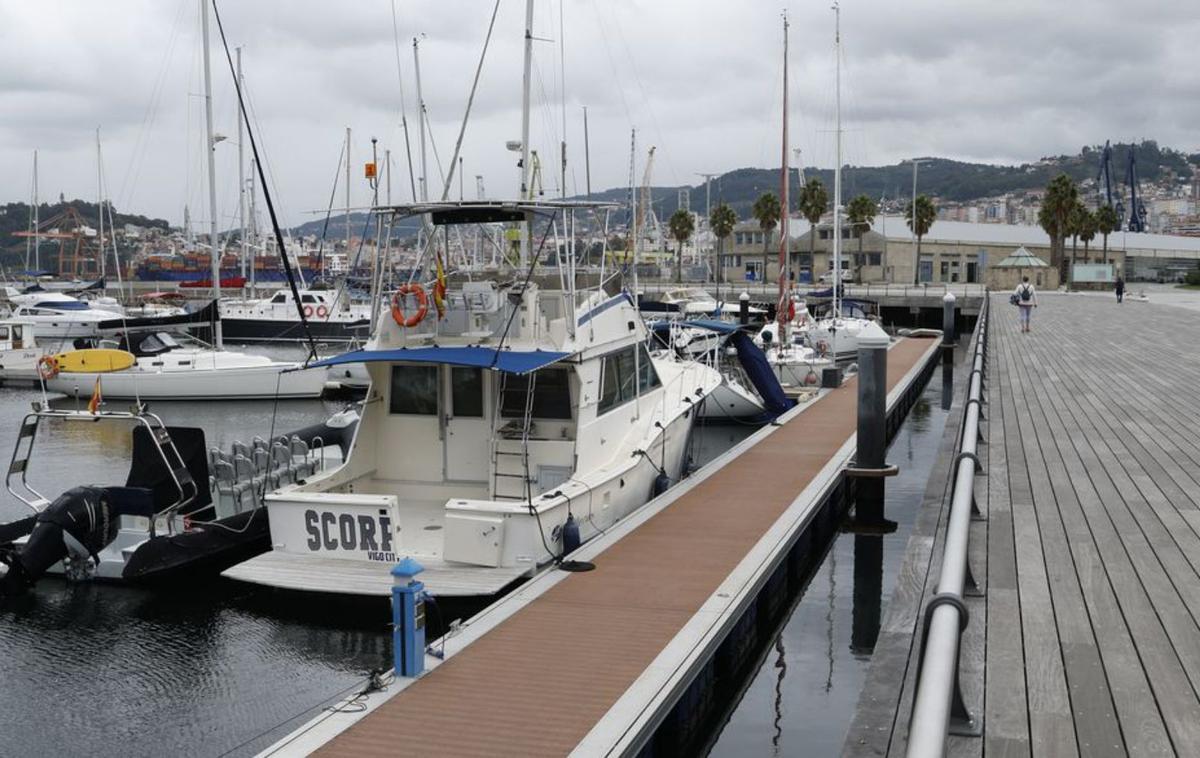 El pantalán del puerto, a un paso del paseo de As Avenidas tras su reforma.