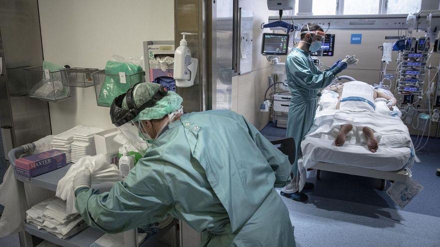 Enfermo de covid en la UCI de un hospital.