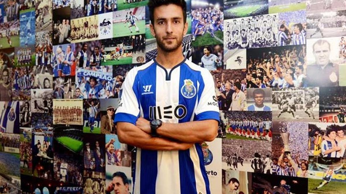 Alberto Bueno ya posa con la camiseta de su nuevo club, el Oporto