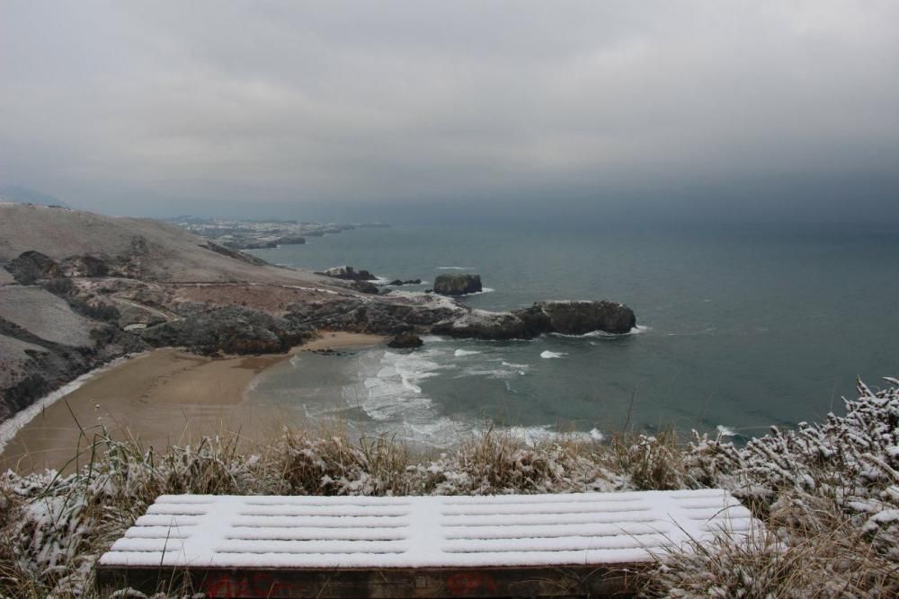 Llanes, de postal bajo el manto blanco: costa de Barru y Niembru