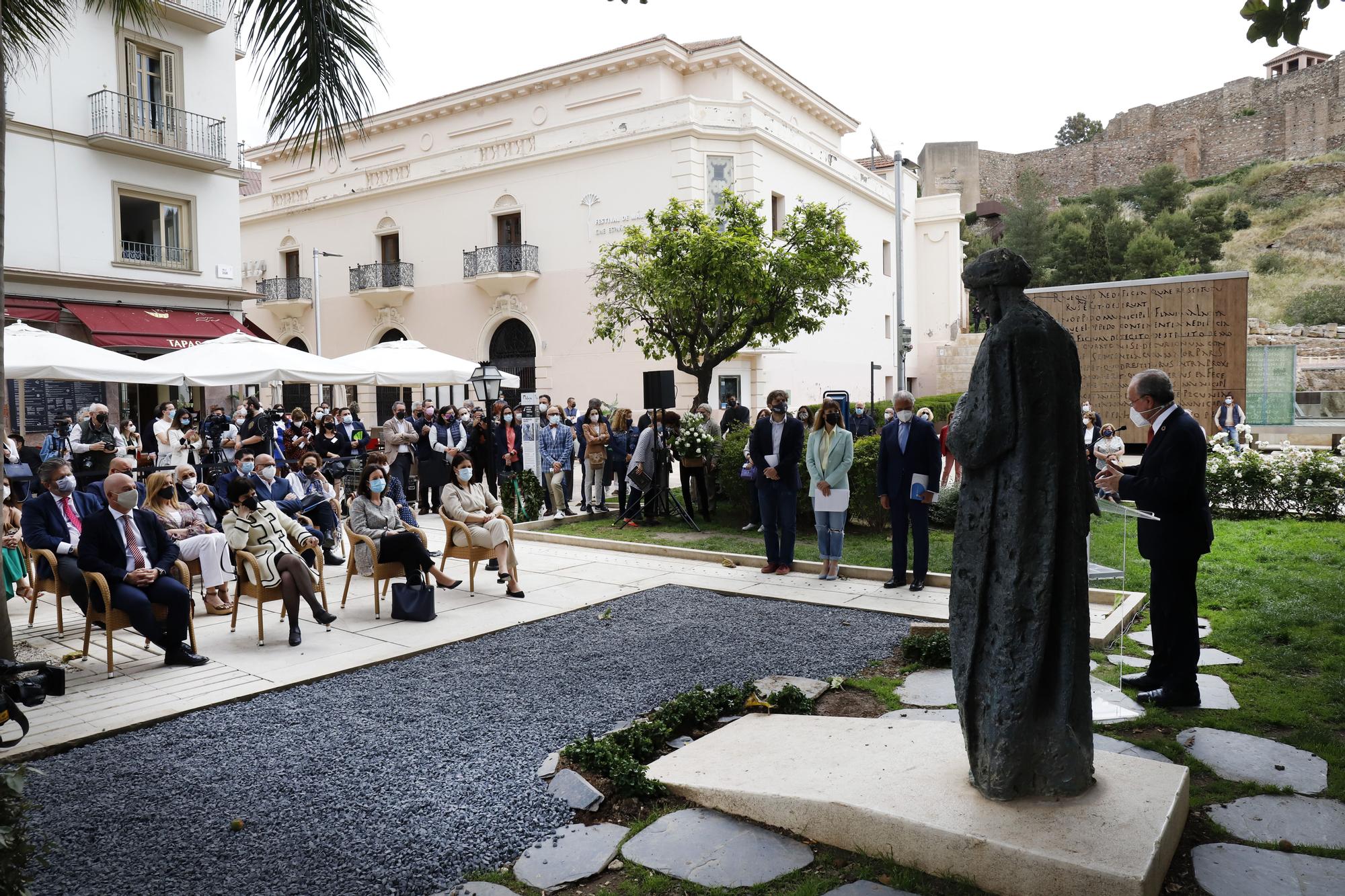 Ofrenda floral al monumento de Ibn Gabirol en Málaga