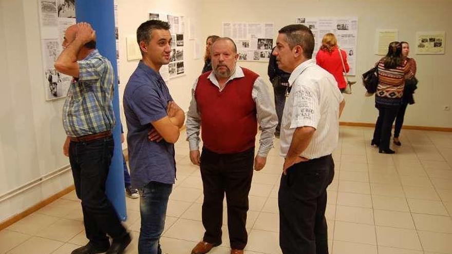 Alejandro Bastos, en el centro, ayer en la exposición. // FdV