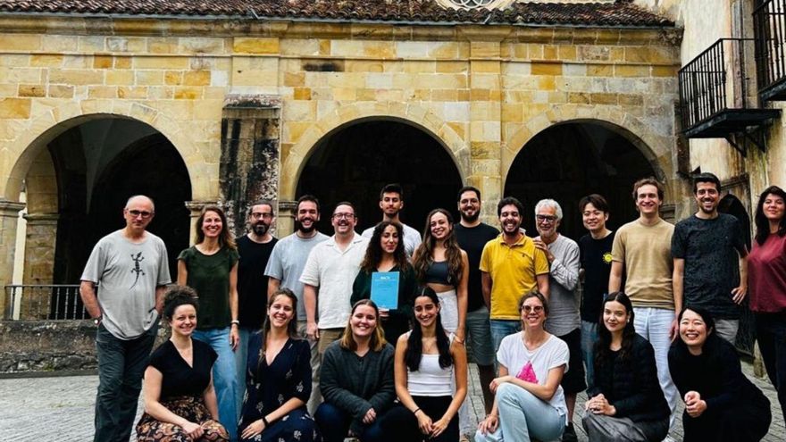 Los componentes del coro, posando en uno de los patios del complejo de Valdediós, tras un ensayo. | C. V.