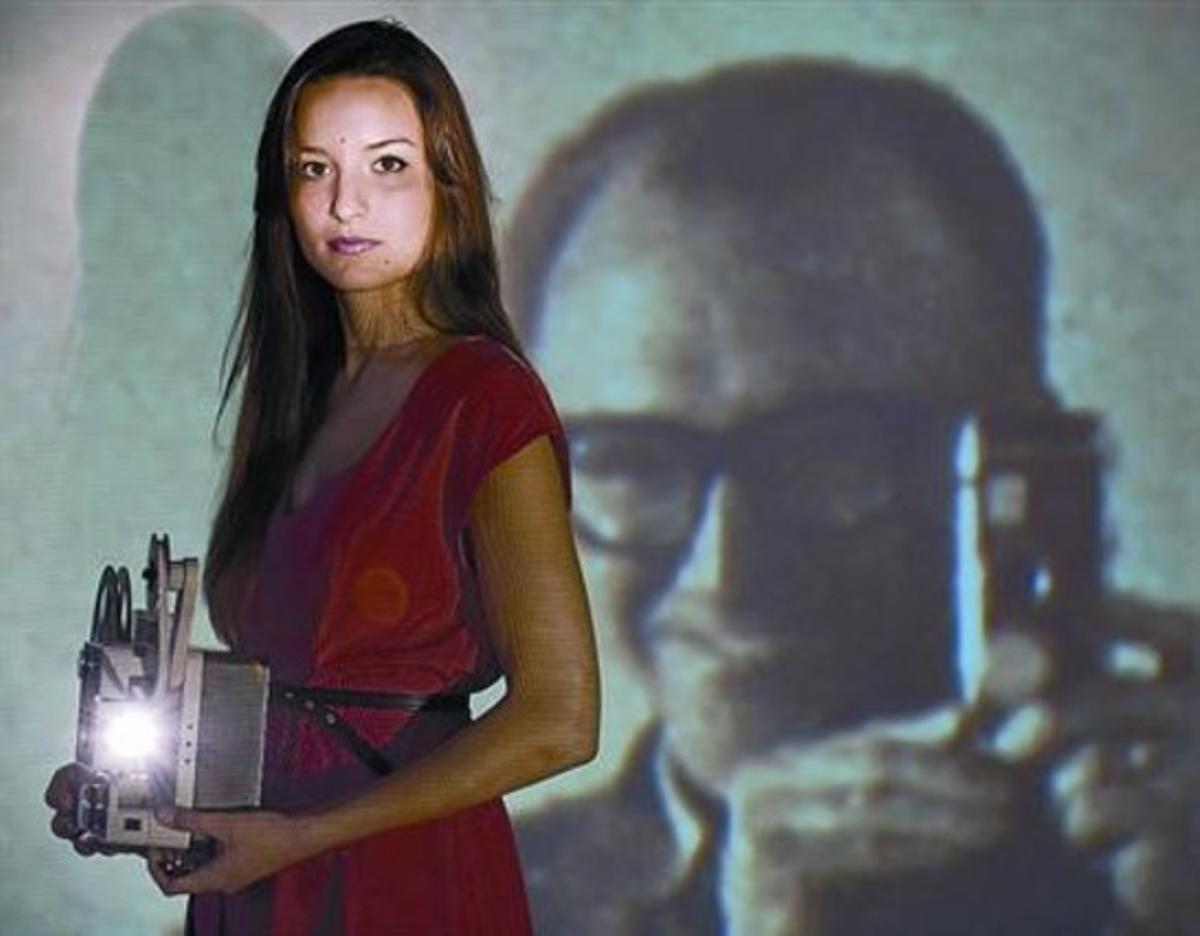 La cantant Judit Neddermann, amb una imatge de Pere Calders a l’esquena.