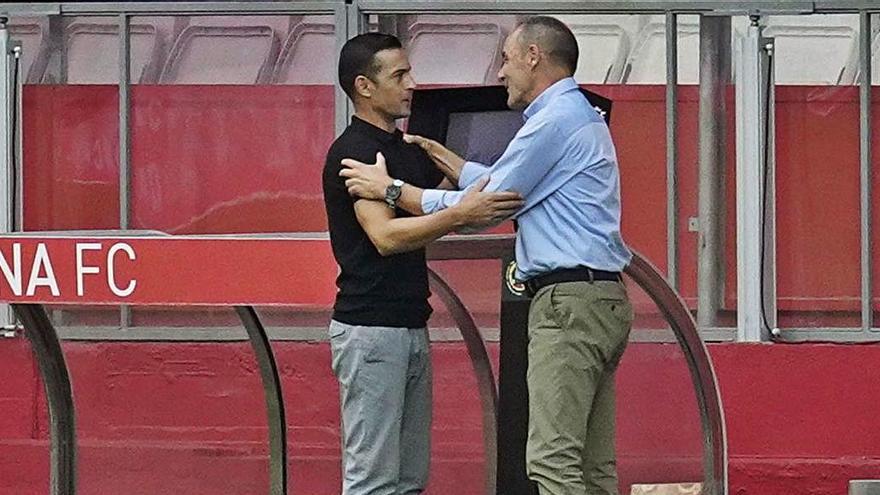 Víctor Fernández i Francisco se saluden en el partit a Montilivi