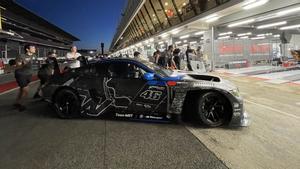 Los mecánicos prepararon anoche el nuevo GT BMW de Rossi