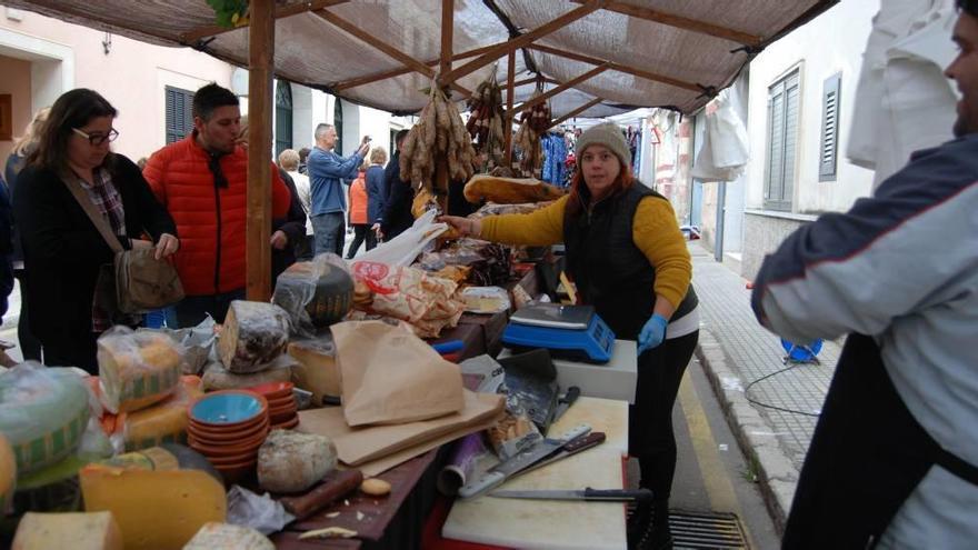 Mucho público y menos compras en la feria local