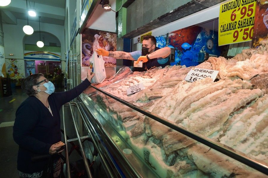 Jueves Santo en los mercados de la capital grancanaria