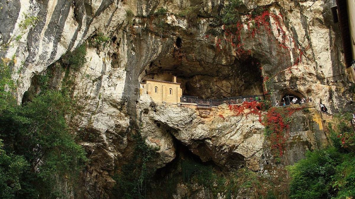 La cueva del santuario de Covadonga