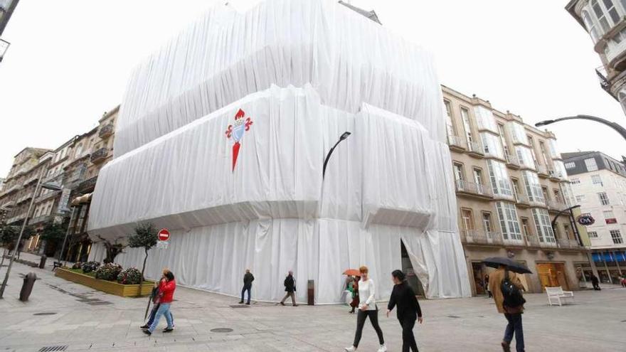 La sede del Celta en Príncipe luce una lona blanca con el escudo celeste desde diciembre.  // R. Grobas