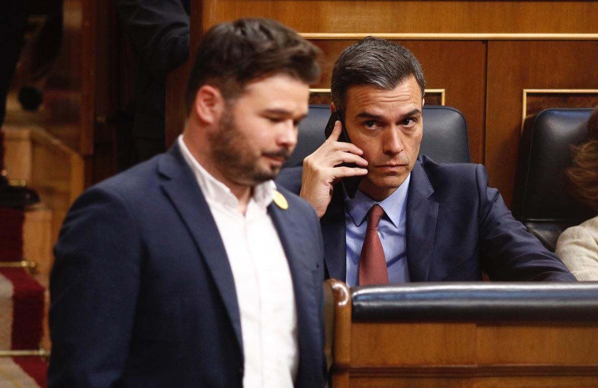 El diputado de ERC Gabriel Rufián baja las escaleras del Congreso ante la mirada de Pedro Sánchez.