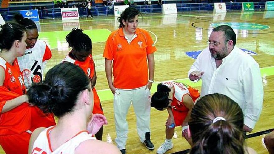 Juan de Mena da instrucciones a sus jugadoras durante un partido de la pasada temporada.