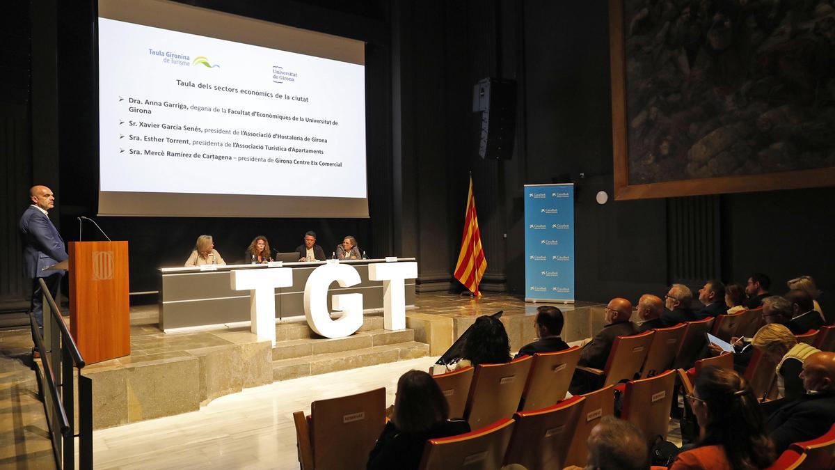 L’Auditori Josep Irla ha acollit el debat entre diferents representats del sector turístic de Girona.