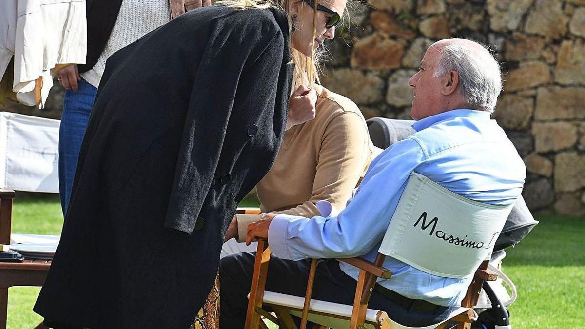 Marta Ortega charla con su padre en el centro hípico Casas Novas.