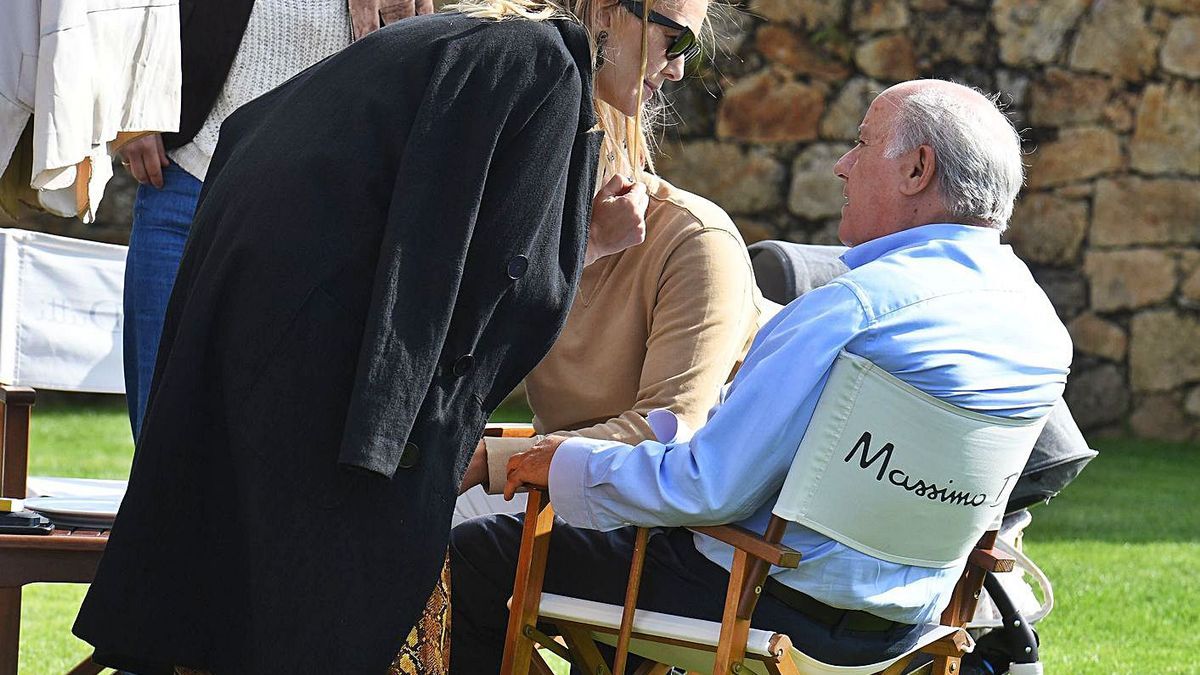 Marta Ortega charla con su padre en el centro hípico Casas Novas.