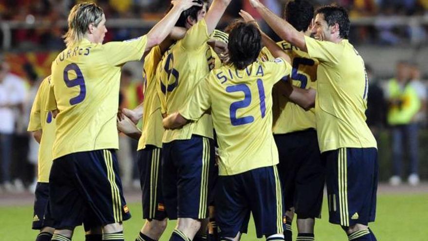 Emotivo. Riera, junto a muchos de los jugadores de la selección nacional, dedica su gol al jugador Daniel Jarque.