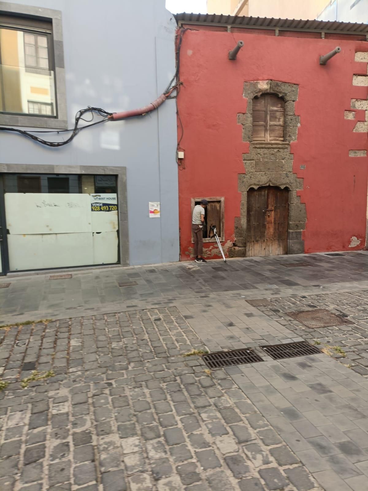 Una persona sin techo saliendo del número 27 de la calle Mendizabal.