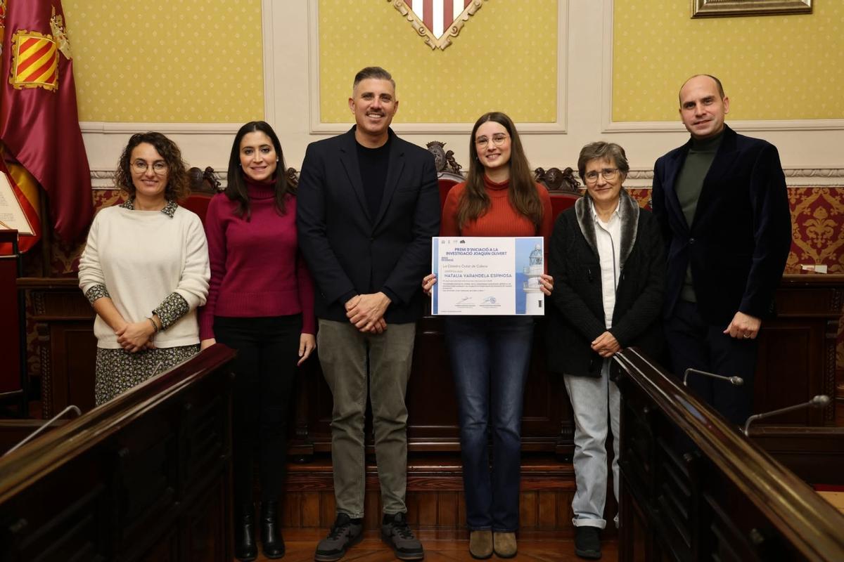 La ganadora del premio, con las autoridades municipales y representantes de la UV.