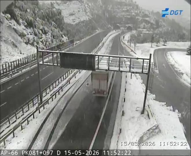 Nieve en mayo en la autopista del Huerna