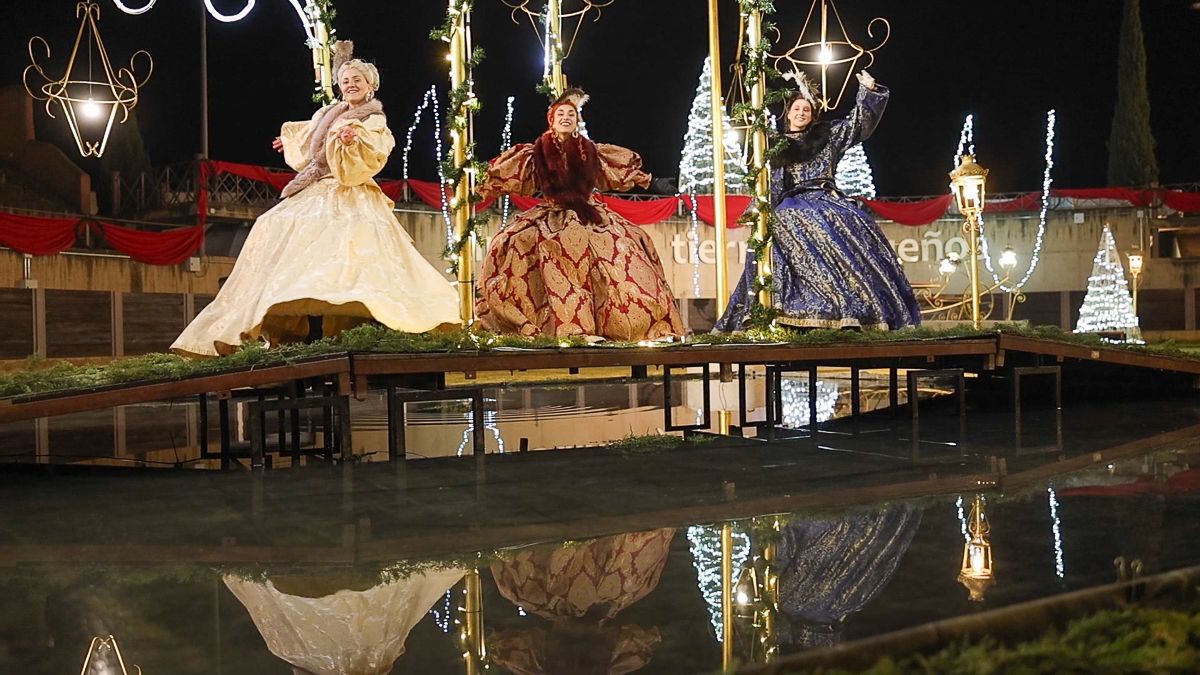 El recorrido culmina con el encuentro con Sus Majestades en el trono real, momento clave de la experiencia.