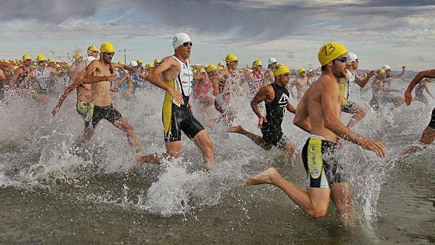 Deportistas entran al mar en Valencia