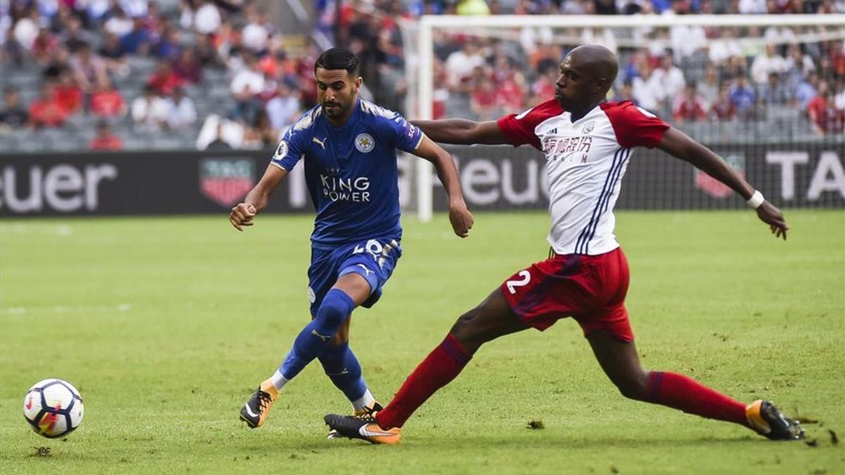 Mahrez brilló en Hong Kong con el Leicester