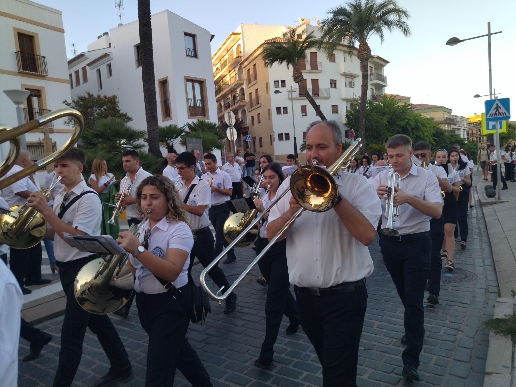 Xàbia, capital de la música: más de 800 músicos de toda la comarca llenan de vida las calles (imágenes)