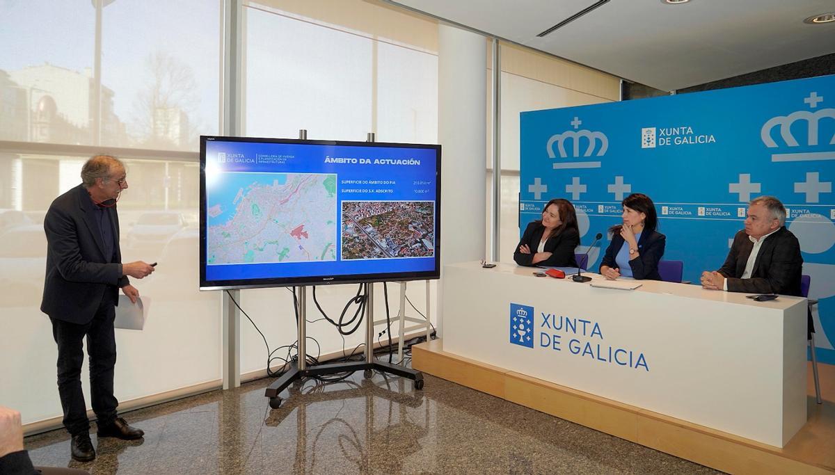 Xavier García explica los detalles del proyecto ante la mirada de Ana Ortiz, María Martínez Allegue y Heriberto García.