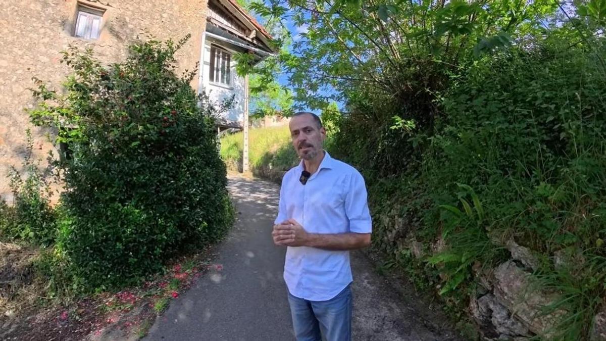 Axel delante de la casa que ha alquilado en un pueblo de menos de 40 habitantes en Asturias