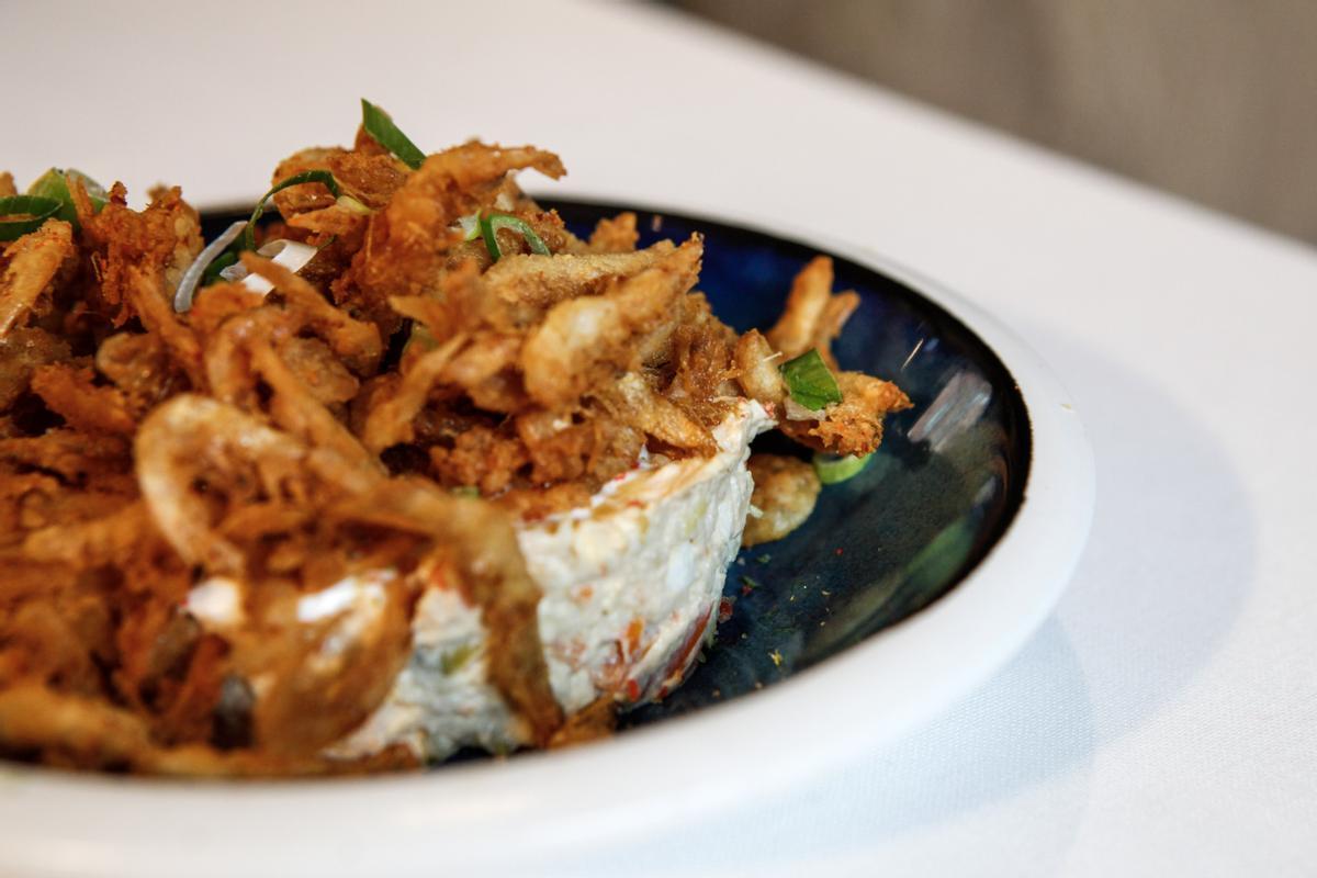 Ensaladilla rusa con gambas cristal crujientes.