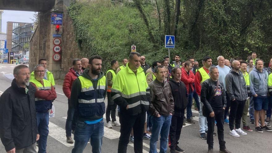 Aspecto de la concentración de trabajadores de Saint-Gobain, ayer, a mediodía.