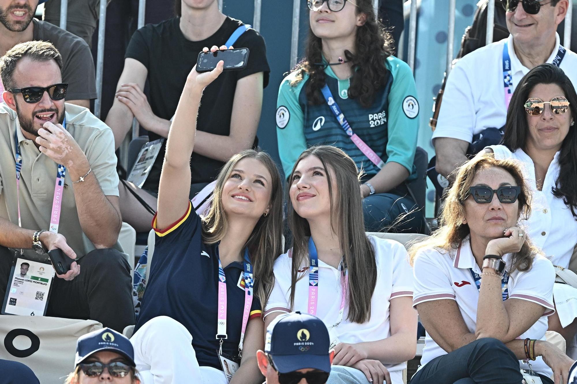 La princesa Leonor y Sofía haciéndose un selfie