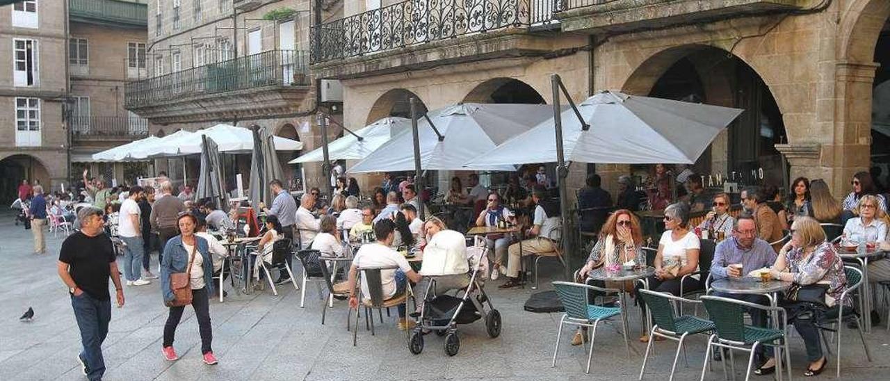 Vista parcial de la Plaza Mayor de Ourense ayer, repleta de vecinos y visitantes. // Iñaki Osorio