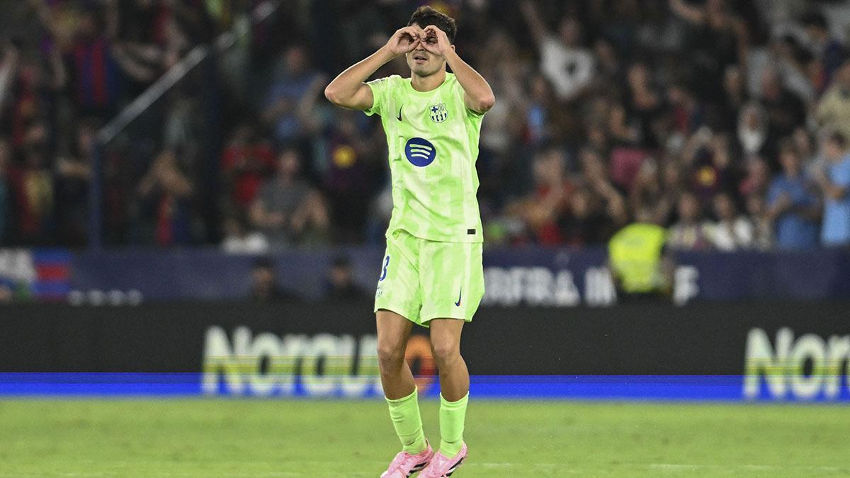 Pedri celebra tras marcar ante el Levante