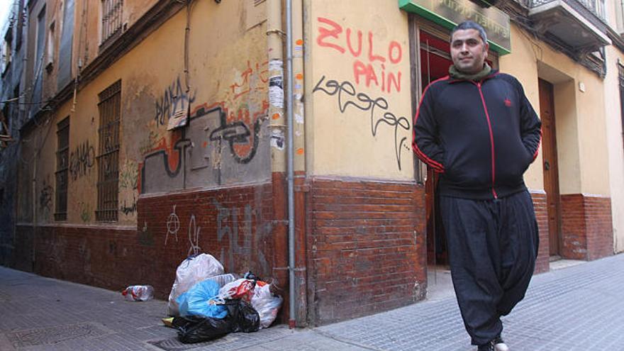 Ángel Martín junto a su tienda ´Mundo Natural´ en calle Ollerías, vecina perpetua de un depósito ´clandestino´ de basuras.