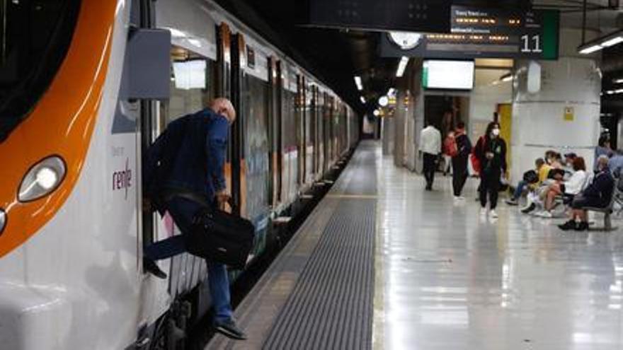 Un maquinista de un tren de Rodalies abandona el convoy tras cumplir su jornada laboral en Sants.