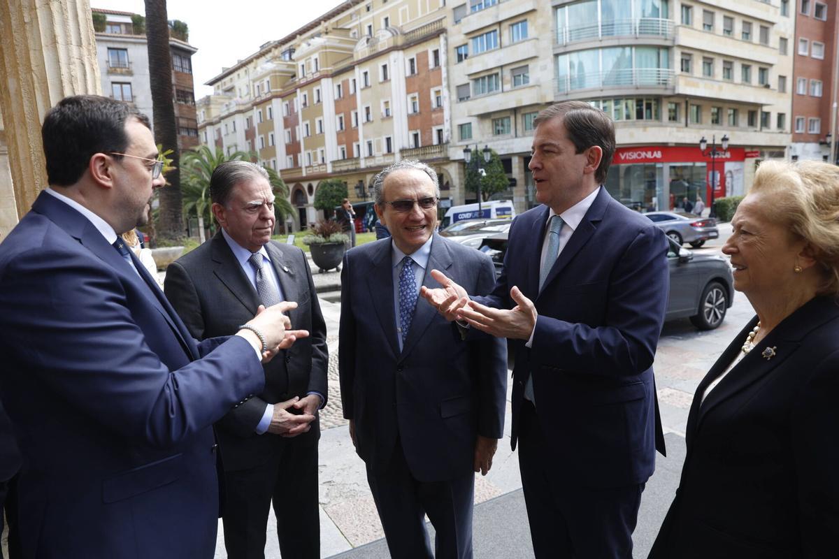 Adrián Barbón, presidente del Principado, charla con Alfonso Fernández Mañueco, presidente de Castilla y León, en presencia de Javier Moll, presidente de Prensa Ibérica; Arantza Sarasola, vicepresidenta de Prensa Ibérica, y Alfredo Canteli, alcalde de Oviedo. Adrián Barbón, presidente del Principado, charla con Alfonso Fernández Mañueco, presidente de Castilla y León, en presencia de Javier Moll, presidente de Prensa Ibérica; Arantza Sarasola, vicepresidenta de Prensa Ibérica, y Alfredo Canteli, alcalde de Oviedo.