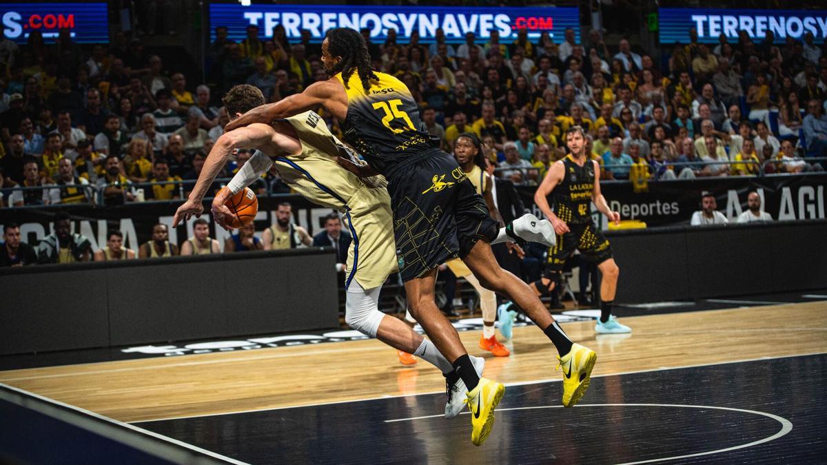 Kevi Yebo presiona a Jan Vesely en el tercer partido de la eliminatoria.