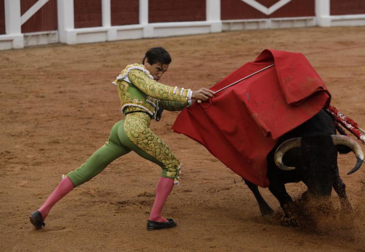Natural de Morante al cuarto de la tarde, ayer, en El Bibio. | Juan Plaza
