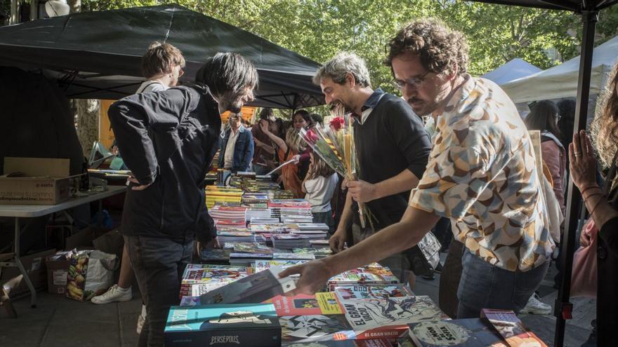 La parada de Sant Jordi de la llibreria 2 de piques, l’any passat | ARXIU/OSCAR BAYONA