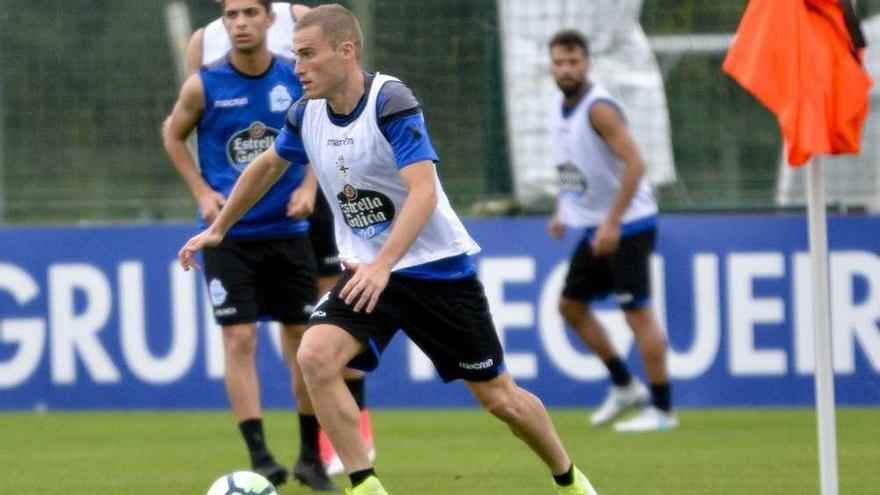 Álex Bergantiños conduce la pelota durante el entrenamiento de ayer.