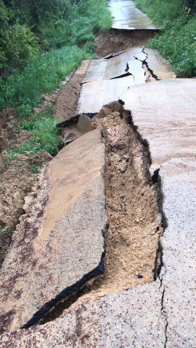 La carretera de darrera Calabuig que va fins les roques, s ha enfonsat el marge de dalt iha seguit tot