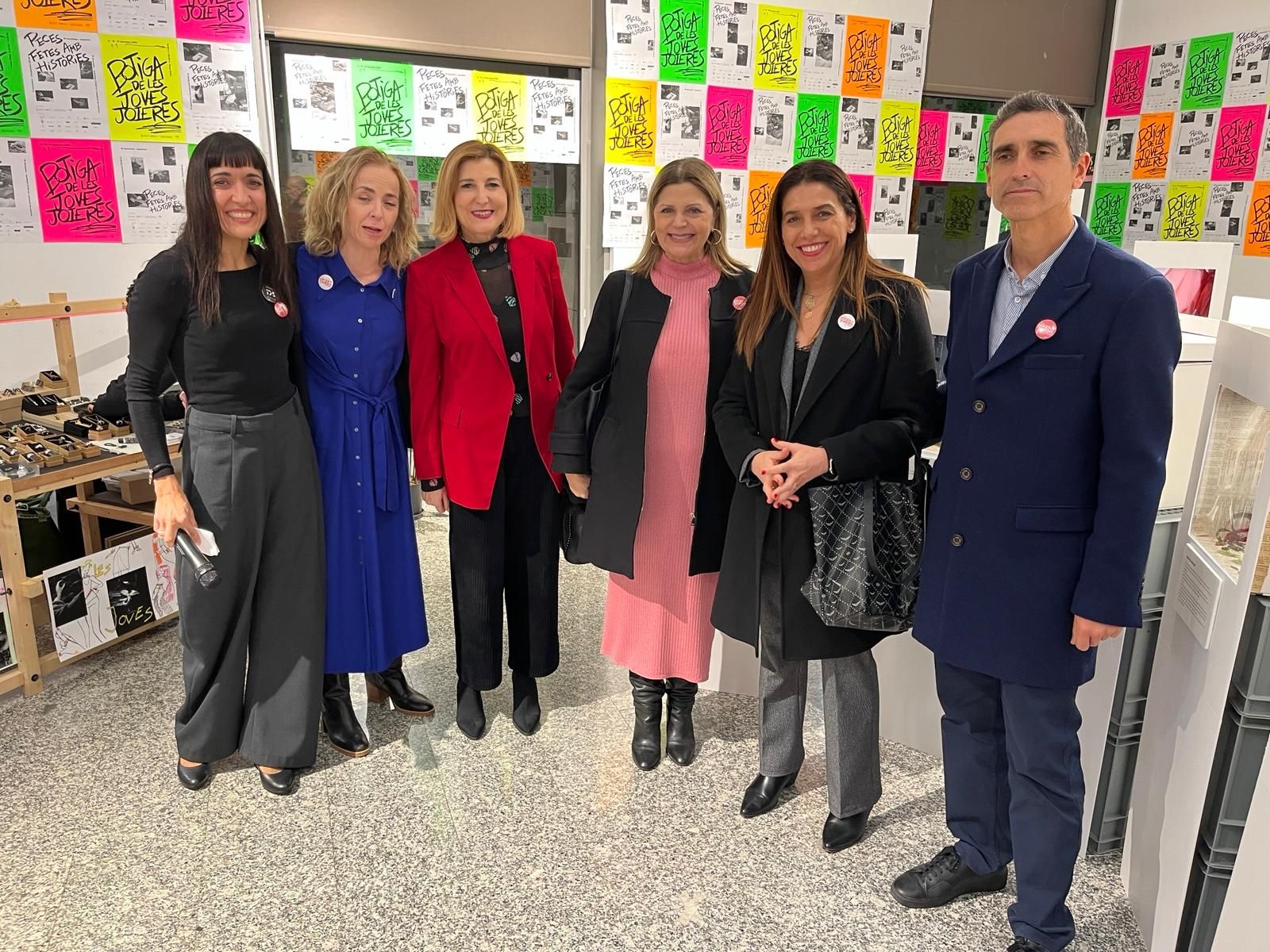 La consellera de Cultura, Carmen Ortí, inauguró el miércoles la Botiga de les Joves Joieres organizada por la EASD.