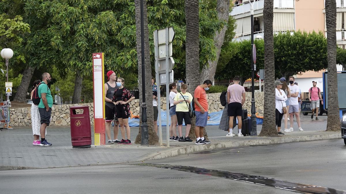 Pasajeros esperando en la parada de bus de Santa Ponça, este lunes por la mañana.