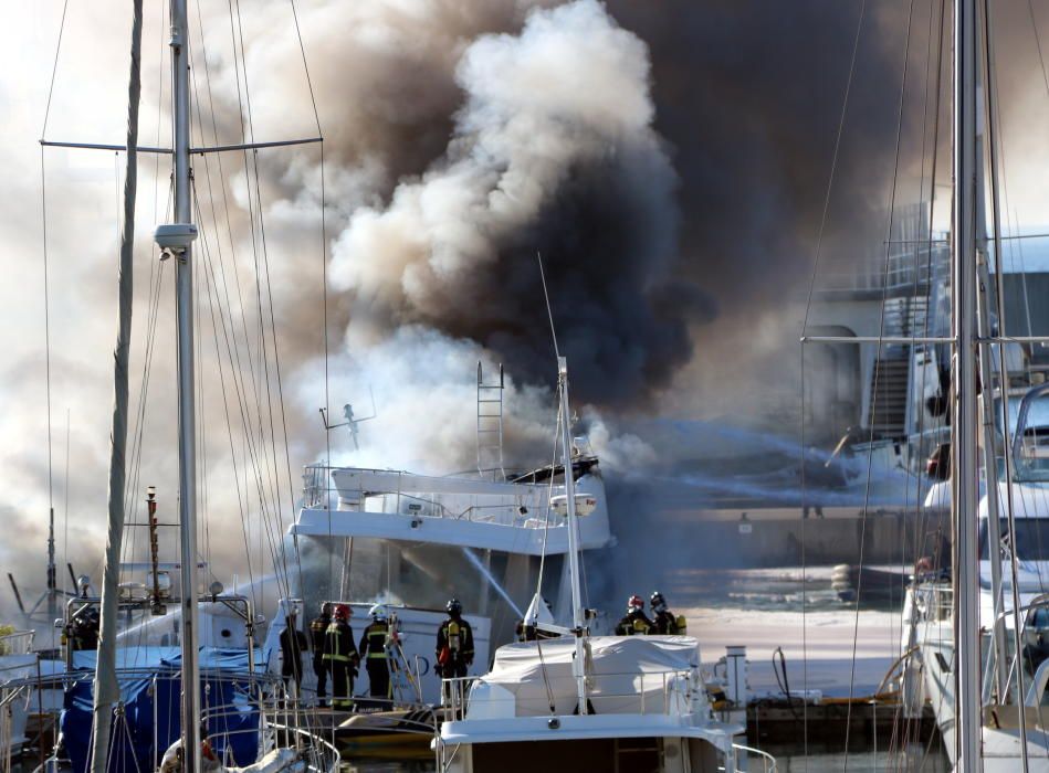 Incendi al Port Fòrum, a Sant Adrià del Besós