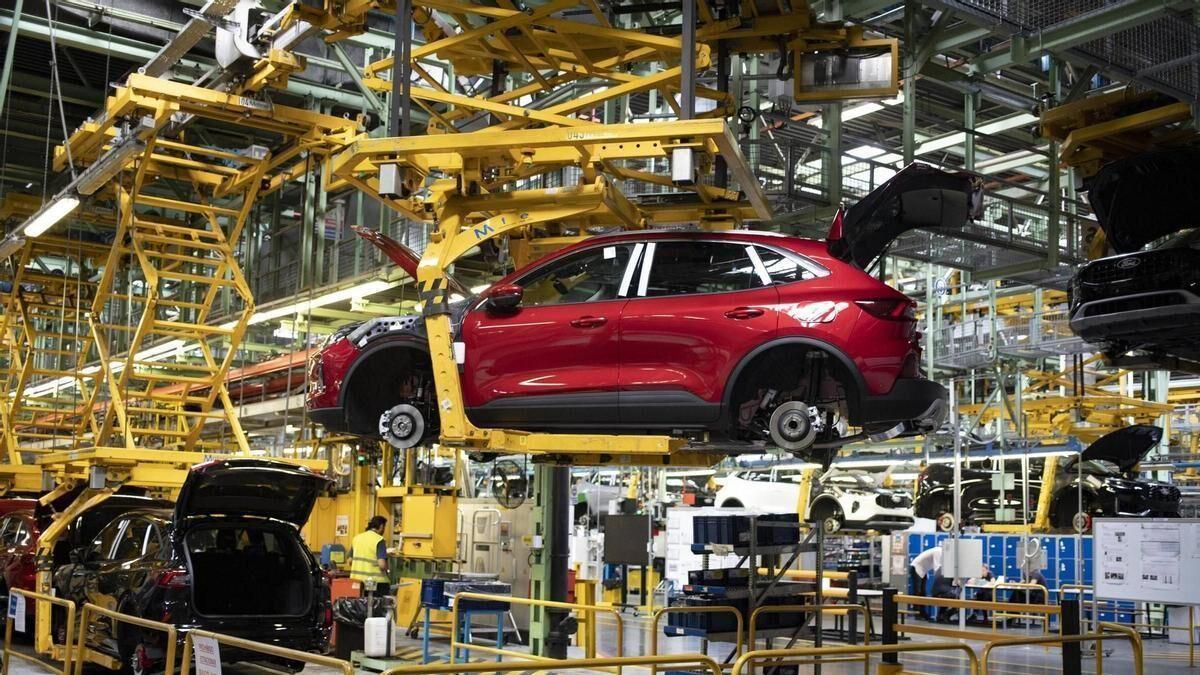 Detalle de una de las cadenas de montaje de Ford Almussafes