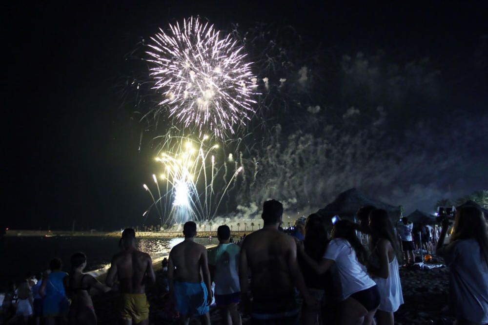 Como es tradición, el espectáculo pirotécnico da paso a días de fiesta en Málaga. Y como cada año, cientos de jóvenes siguieron los fuegos desde la playa de La Malagueta