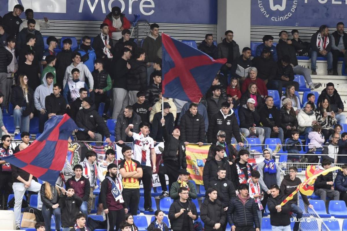 Aficionados del Huesca en el último partido jugado en El Alcoraz