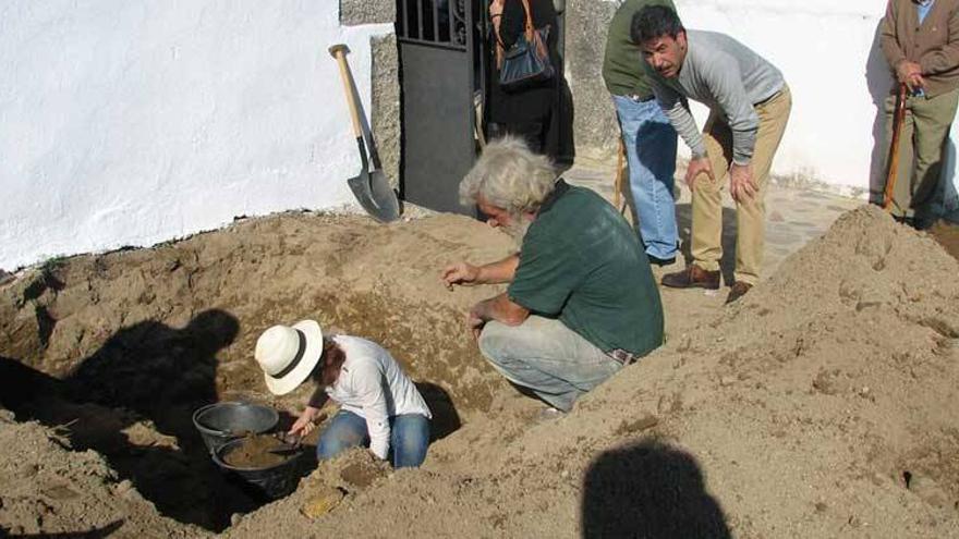 En busca de Cándido en el cementerio de Cuacos