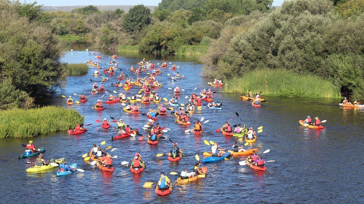 Participantes durante el descenso por el río en una edición anterior.